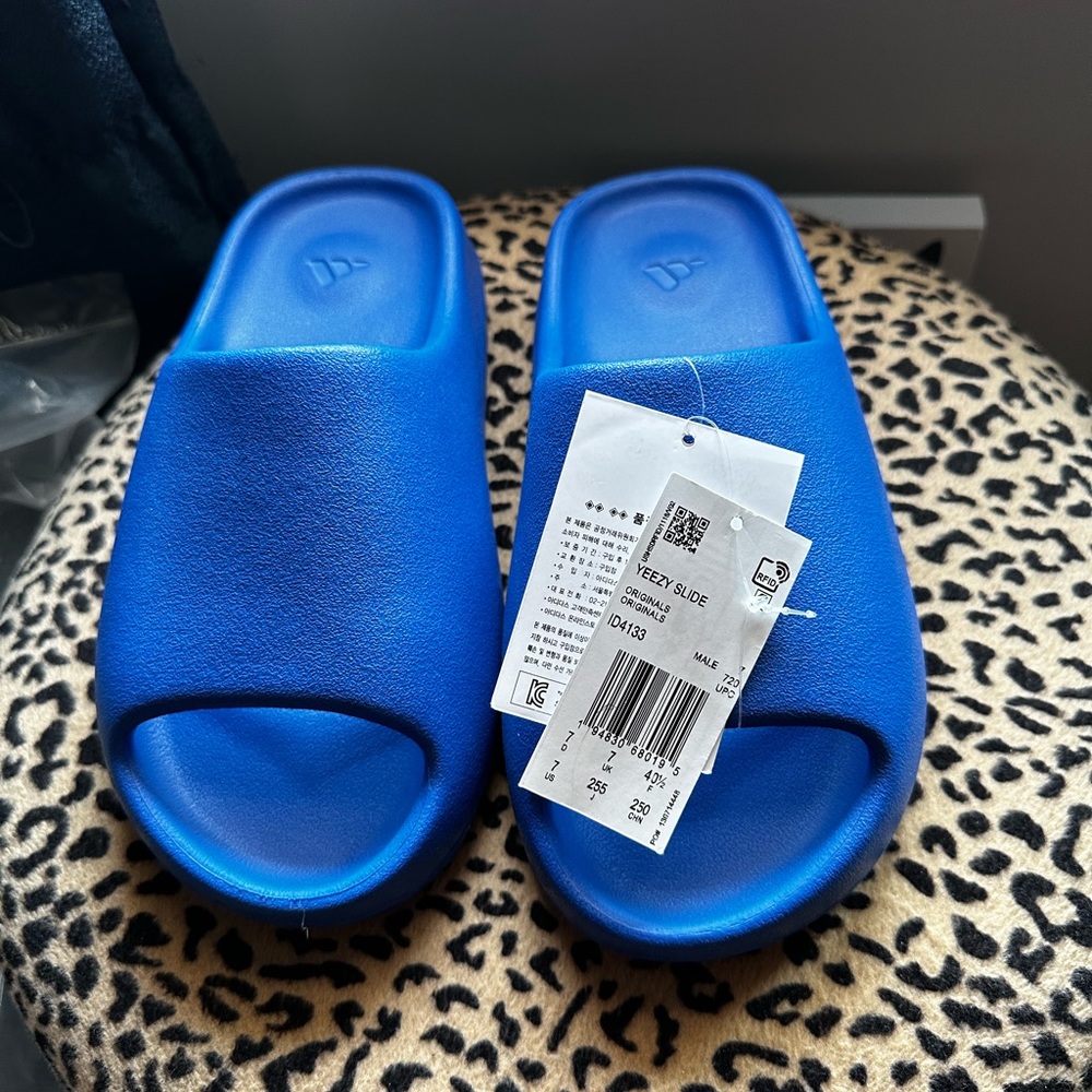 Yeezy Slides - Picture 2 of 2